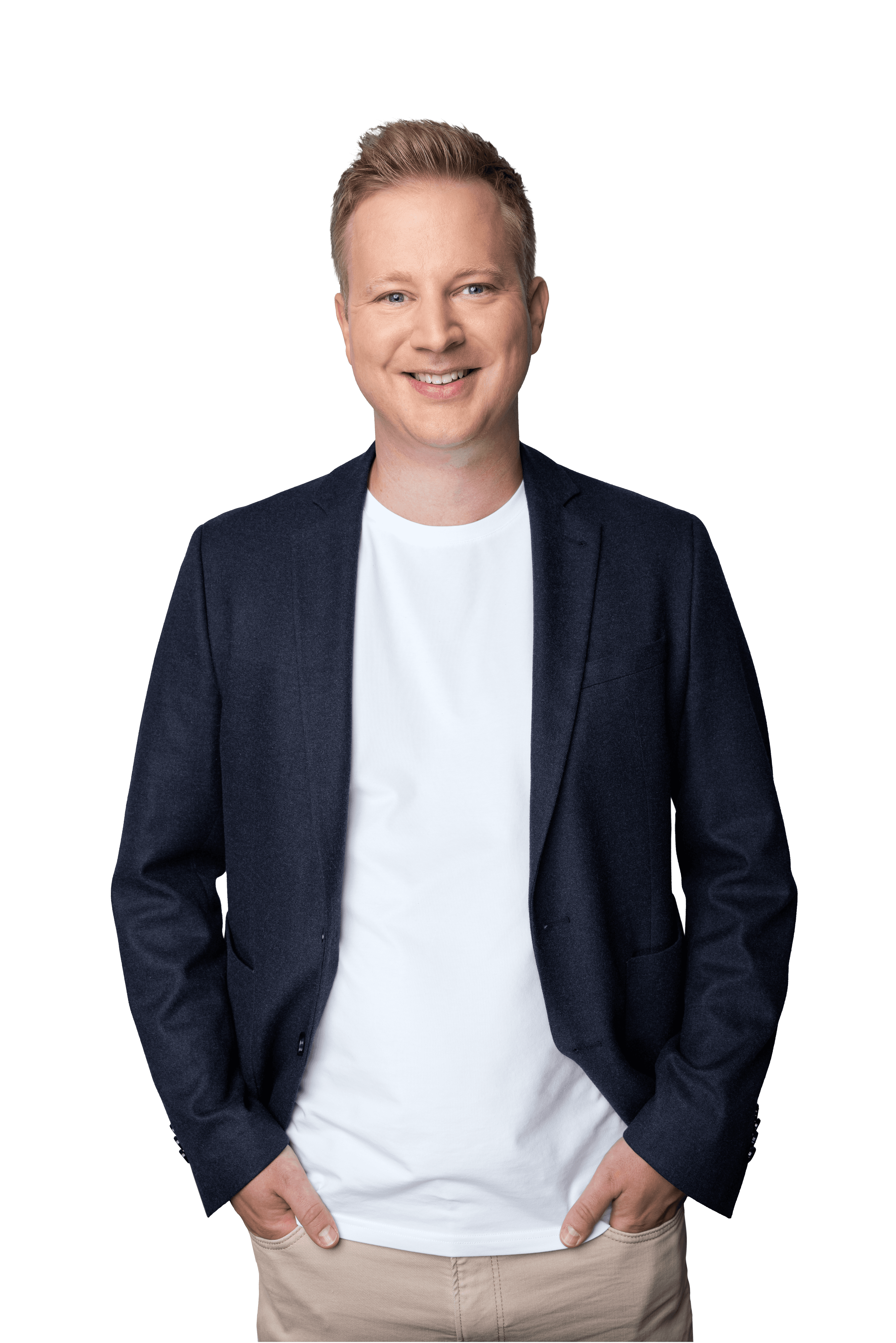 Timo K. Lächelnder Mann mit Händen in seinen Hosentaschen